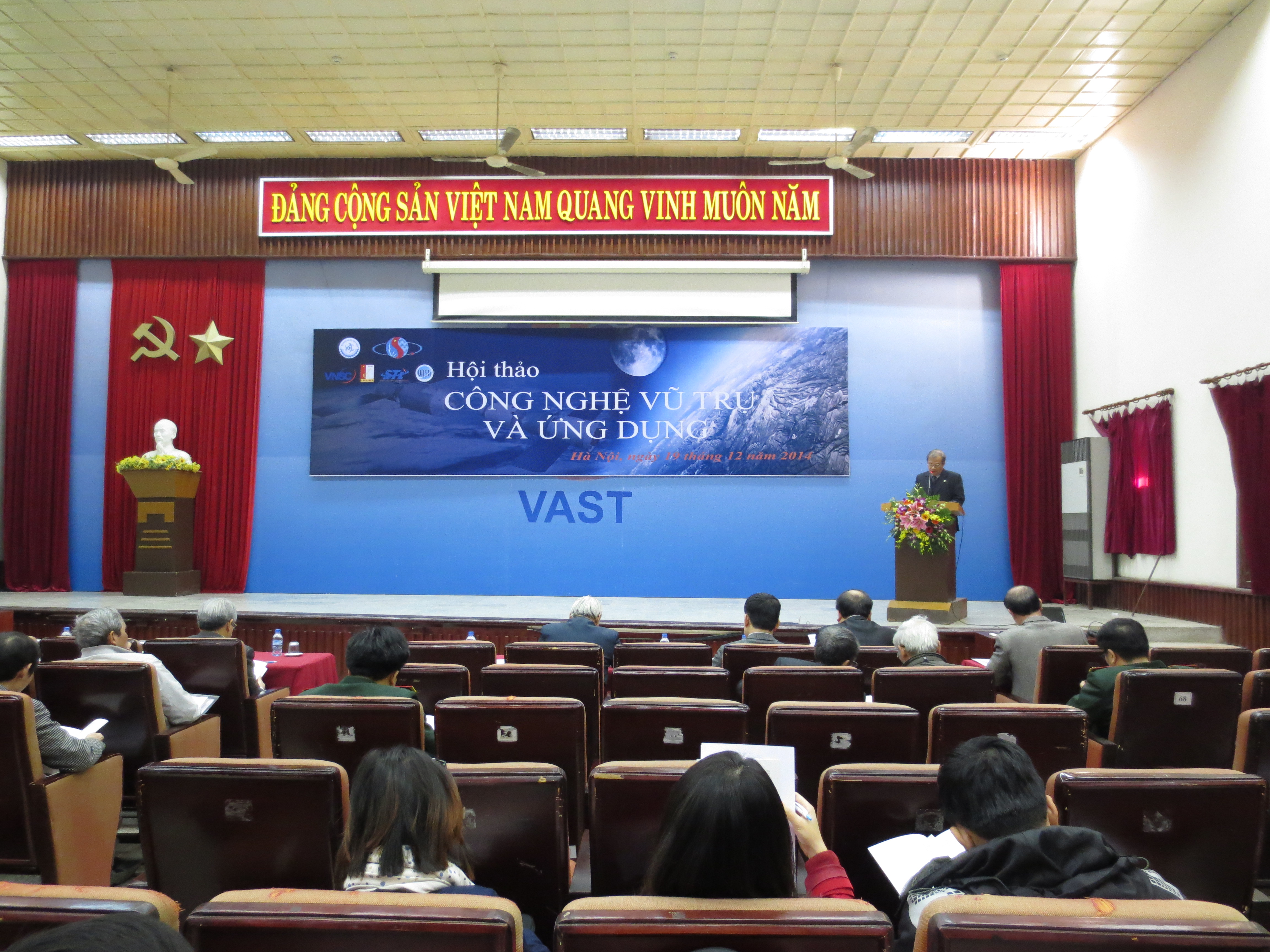 Công nghệ vũ trụ và ứng dụng